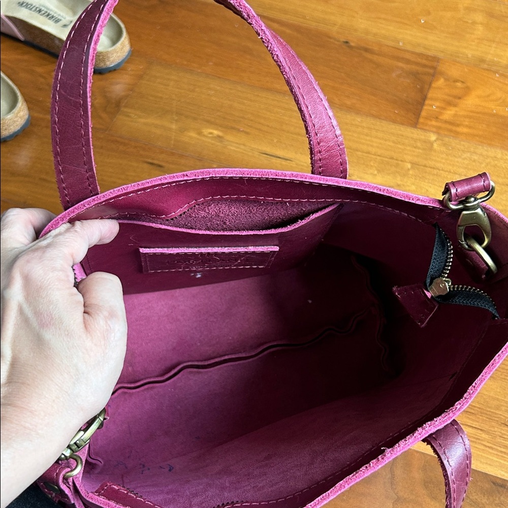 Medium crossbody tote - Picture 8 of 10